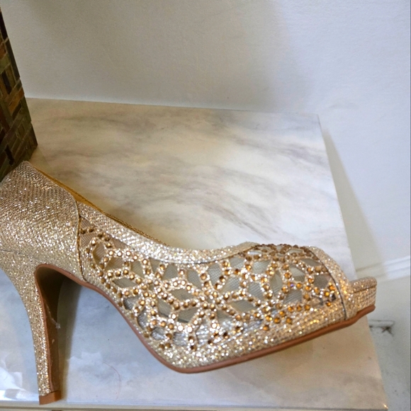 Gold heel Shoes - Picture 1 of 5